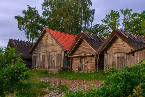Αξιοθέατα στην Εσθονία. Το παλιό ψαροχώρι στο εθνικό πάρκο Lahemaa. Παλιά καμπίνες κούτσουρων. Το καλοκαίρι. — Φωτογραφία Αρχείου