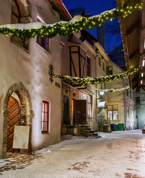 Natt, holiday lane i gamla Tallinn. Färgglada, gamla hus. Tomma gatan. Attraktion i Estland. Vinter. Stockbild