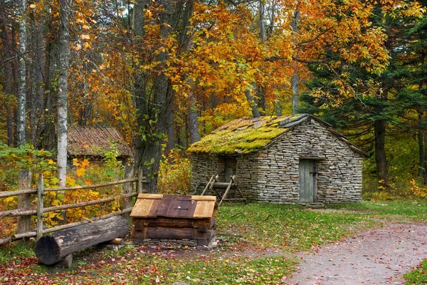 Antigua forja de piedra en el pueblo medieval. Vista al patio de finca. El Museo al aire libre de Tallin. Fotografiado en otoño. Monumento histórico de Estonia. La antigua arquitectura medieval de Estonia . — Foto de Stock