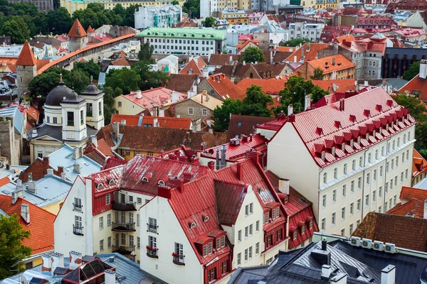 旧市街は、トップ ビューです。赤い屋根の建物の上からのパノラマ。エストニア。夏. — ストック写真
