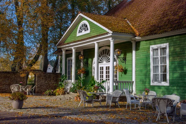 Gamla, historiska restaurang ligger på grund av Palmse manor. Bo i friska luften. Höstsäsongen. Nationalparken Lahemaa i Estland. Stockfoto