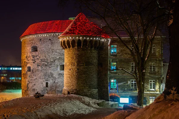 Torre di avvistamento Fat Margaret nel centro storico di Tallinn. Museo marittimo. Strada vuota. Fotografia notturna. Illuminazione e illuminazione degli edifici. Estonia. Inverno . — Foto Stock