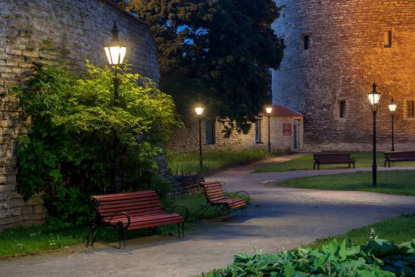 Colorido, noite Parque na cidade velha de Tallinn. Noites brancas na Estónia. Vista da cidade sem pessoas. A estação de verão . Imagens De Bancos De Imagens