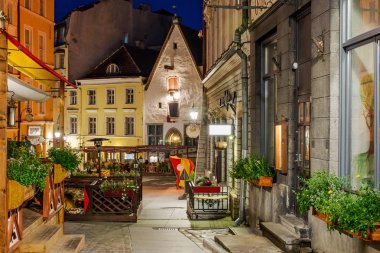 Tallinn'ın eski şehir inanılmaz güzel sokakta. Belediye Binası kare ilginç street. Estonya tarihi dönüm noktası. Ortaçağ mimarisi. Yaz sezonu. Gece.