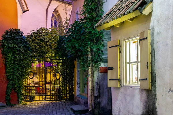 Hermosa, calle interior en la noche el casco antiguo de Tallin. Verano, patio colorido en el centro de la ciudad. Patrimonio de la UNESCO. Países Bajos —  Fotos de Stock