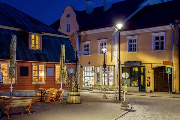 Hermosa calle medieval en Haapsalu. Buenas noches. La principal atracción histórica de Estonia. Temporada de primavera . — Foto de Stock