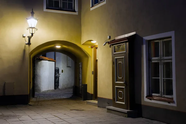 Calle estrecha en el antiguo Tallin, que conduce a la plataforma de observación. el patio de la ciudad medieval. Noche blanca en Estonia. La temporada de verano . — Foto de Stock