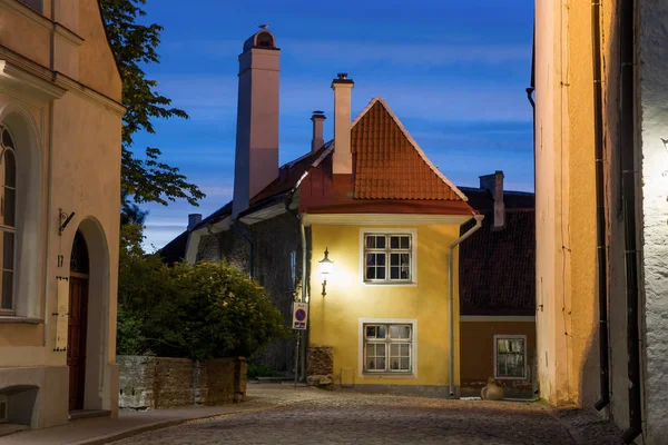 Pequeña casa histórica en el casco antiguo de Tallin. Hermosa vista nocturna del edificio medieval y el cielo. Monumento arquitectónico de Estonia. La temporada de verano . — Foto de Stock