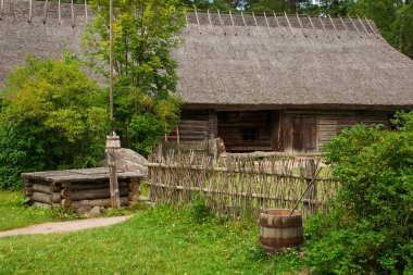 veranda tarihi, köy ev. Açık Hava Müzesi Tallinn '. Konumlar ve Estonya tarihi. Kırsal manzara. Güzel kırsal. Yaz sezonu.