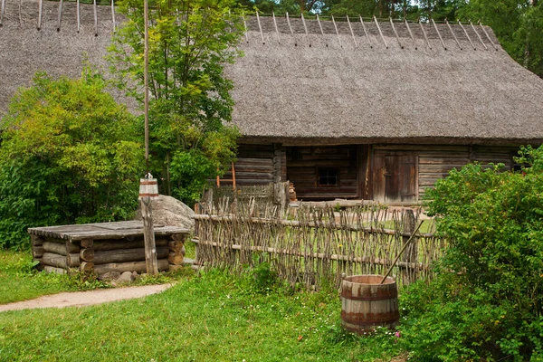 Uteplats den historiska byn hem. Det öppna luften museet i Tallinn. Attraktioner och Estlands historia. Landsbygdens landskap. Vackra landsbygd. Sommarsäsongen. Stockbild