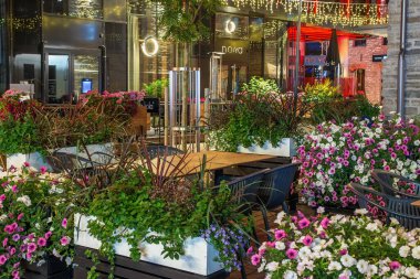 Tallinn, Estonya. Rotermann 'ın kalbindeki parlak ve renkli cadde. Barları ve restoranları olan bakımlı ve rahat bir cadde. Yaz mevsiminde gece çekimleri.