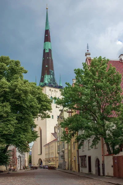 タリン旧市街の美しい通りがある聖オラフ教会をご覧ください 夏のエストニアの古い中世建築 — ストック写真
