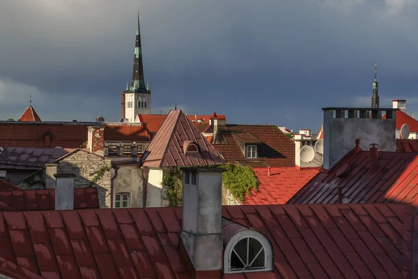 古いタリンの歴史的な屋根のトップビュー 聖Olav教会の主なビュー 夏の季節には曇りの天気 エストニアの主な歴史的名所 — ストック写真