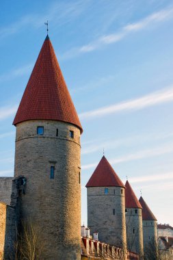 Tallinn 'in eski şehrinde akşam üstü gözetleme kuleleri olan savunma duvarı. Estonya 'nın ortaçağ mimarisi. Bahar mevsimi.