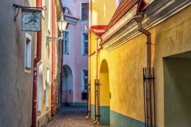 Tallinn, Estonya - 12 Nisan 2020. Eski şehrin en dar caddesi. Orta çağda buna 