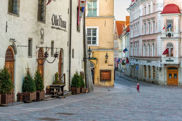 エストニアのタリン 2020年4月12日 旧市街の中心部に明るくカラフルな通り エストニアの中世建築 カラフルな建物 ヨーロッパの夏 — ストック写真