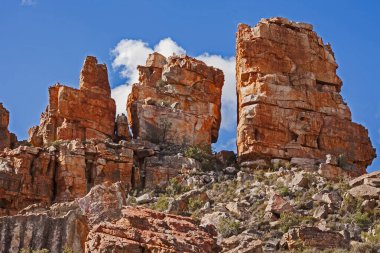 Cederberg sıradağlarındaki ilginç kum taşı oluşumları rüzgar erozyonu sonucu oluşmuştur..