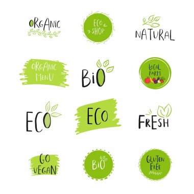 Vektör Eko, bio yeşil Logotype veya işaretler topluluğu. Vegan, ham, sağlıklı gıda rozetleri, kafeterya, restoranlar, ambalaj ürünleri için Etiketler. Elle çizilmiş yaprakları, dalları yazı ile. Organik tasarım.