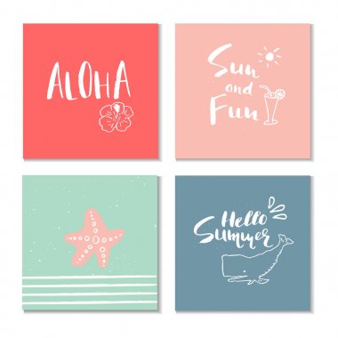 Güzel yaz posterler elle çizilmiş yazı ile ayarlayın. Yelken, tropikal tatil, afiş, davetiye, zarf, arka plan, günlük kartlar için şablonlar. Vektör çizim 