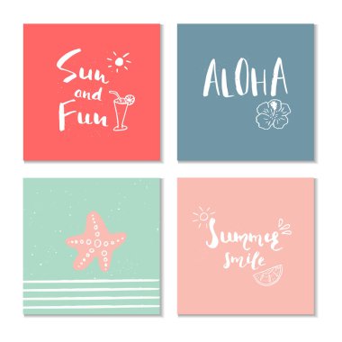 Güzel yaz posterler elle çizilmiş yazı ile ayarlayın. Yelken, tropikal tatil, afiş, davetiye, zarf, arka plan, günlük kartlar için şablonlar. Vektör çizim 