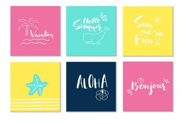 Güzel yaz posterler elle çizilmiş yazı ile ayarlayın. Yelken, tropikal tatil, afiş, davetiye, zarf, arka plan, günlük kartlar için şablonlar. Vektör çizim 