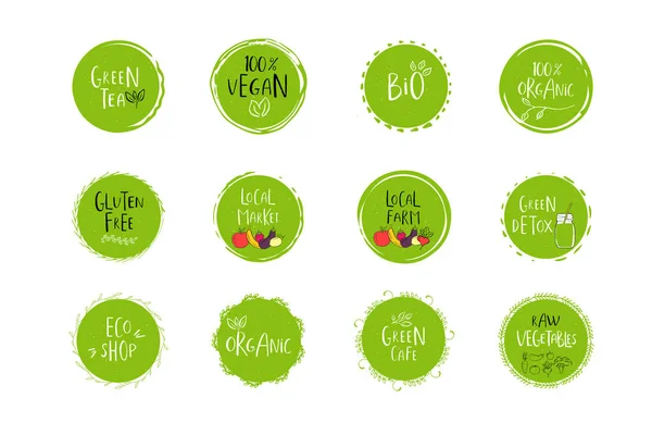 Vektör Eko, bio yeşil Logotype veya işaretler topluluğu. Vegan, ham, sağlıklı gıda rozetleri, kafeterya, restoranlar, ambalaj ürünleri için Etiketler. Elle çizilmiş yaprakları, dalları yazı ile. Organik tasarım.