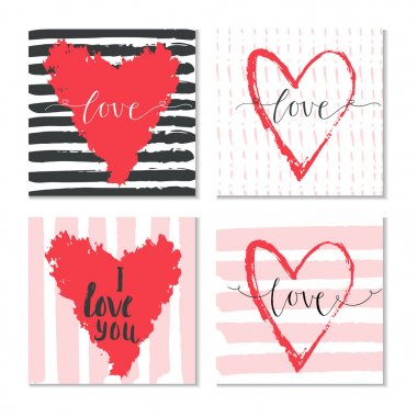 Kalp ve sevgi yazı ile 4 Sevgililer günü hediye kartı ayarlayın. Hat sanatı hocası, baskı, poster, davet için elle çizilmiş tasarım öğeleri.