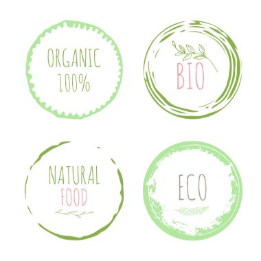 Metin ile yeşil organik etiket kümesi. Grunge fırça Eko simgeler. Vektör sağlıklı gıda rozetleri, kafeterya, restoranlar, ambalaj ürünleri için Etiketler. Biyo kare kare.