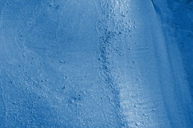 Yazın kumsalda çekilmiş bir fotoğraf. 2020 yılında klasik mavi Pantone rengi