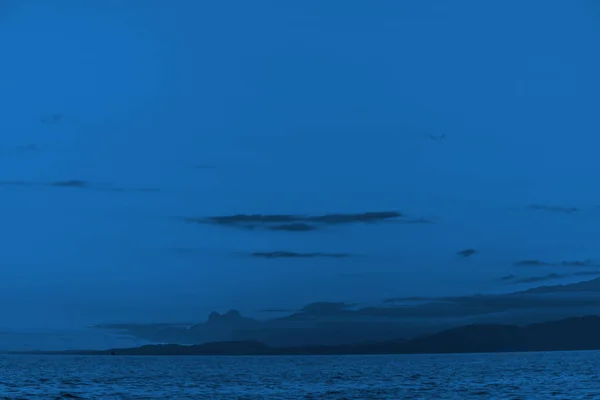 经典的蓝色Pantone 2020色彩，天空和山脉轮廓在地平线上。 文字空间。 背景图像 — 图库照片