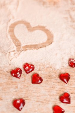 Sevgililer Günü için kalp şeklinde meşalelerle pişirme konsepti. Kurabiye yaparken kalp un üzerine çizilir.