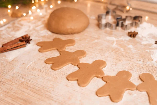 Gingerbread man cookies for Christmas holiday. the process of making ginger cookies — Stock Photo, Image