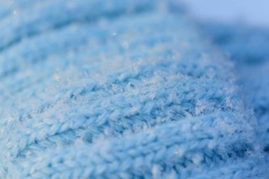 Kar taneleri yün örgü şapka mavisi. Kapat.