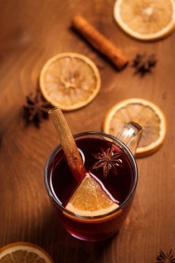 Kırmızı şarap, baharat ve portakala dayanan baharatlı şarap. Karanlık ahşap bir arka planda. Yakın çekim, mesaj için yer. Yukarıdan görünüm