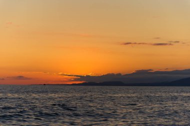 Denizde gün batımı. uzun pozlama 