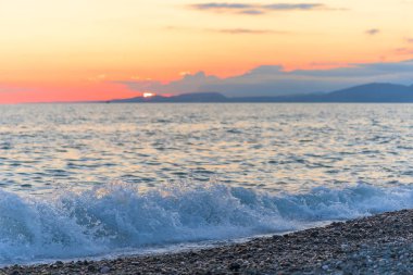 Denizde gün batımı. uzun pozlama 