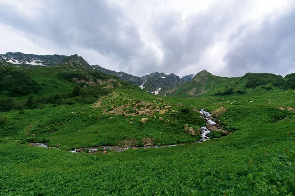 Panorama da montanha. montanha Abcásia, montanhas do Cáucaso . — Fotografia de Stock