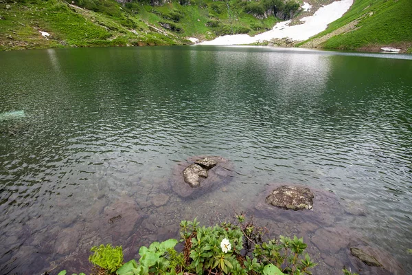 Lac. montagnes enneigées autour. panorama du terrain montagneux — Photo