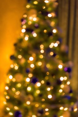 Arka plan: Sarı ve açık renk çelenkler. Yeni yıl için şenlikli arkaplan