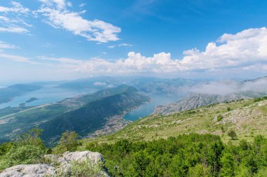 Karadağ 'daki bir dağdan deniz manzarası. Tarihsel şehir ve körfezin panoraması