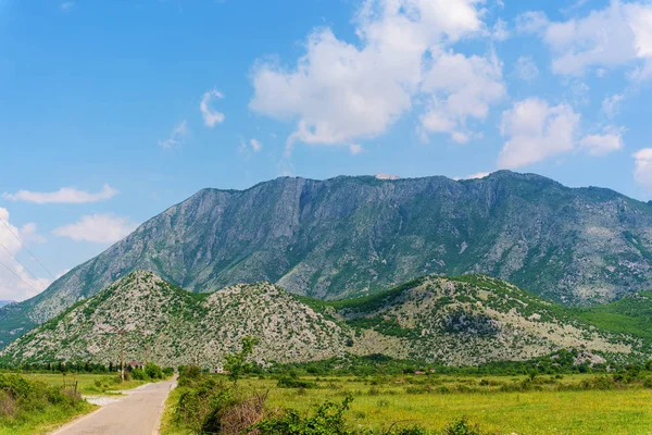 Tengerre néző egy hegyről Montenegróban. panoráma a történelmi város és az öböl — Stock Fotó