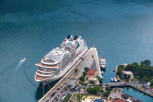 The ship is moored in Montenegro near the historic fortress city. against the background of the Adriatic sea. — Stock Photo, Image