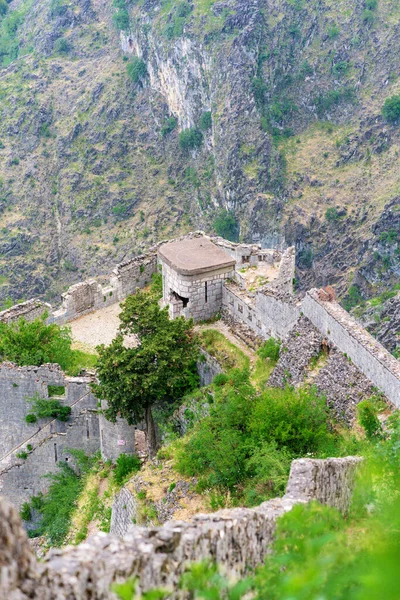 Fortaleza histórica en Montenegro en una montaña sobre la ciudad y el mar. en el fondo del mar Adriático . —  Fotos de Stock