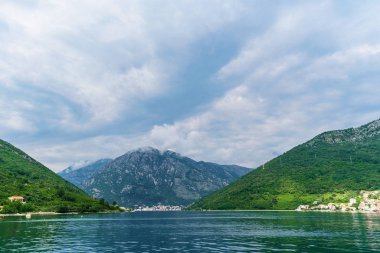 Adriyatik denizi, sahil. Yaz tatili. Dağlık arazi, sahildeki kayalar.