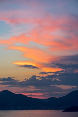 Adriyatik denizi, sahil. Günbatımı gemisinde. Günbatımının panoramik görüntüsü. Uzun bir deklanşör hızında çekilmiş. Yaz tatili