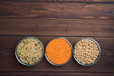 Nohut, basmati pilavı ve kırmızı mercimek bir kasede. organik sağlıklı tahıllar. Tahta bir arka planda. Doğal vejetaryen sebze proteini. Yukarıdan manzara. Buğday yakın çekim