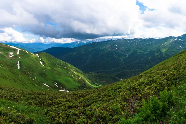 Panoráma az alpesi hegyekre. hegyi turizmus. egy ösvény a sétaúthoz. Fehér hegyek. nyári táj hegyekkel. — Stock Fotó