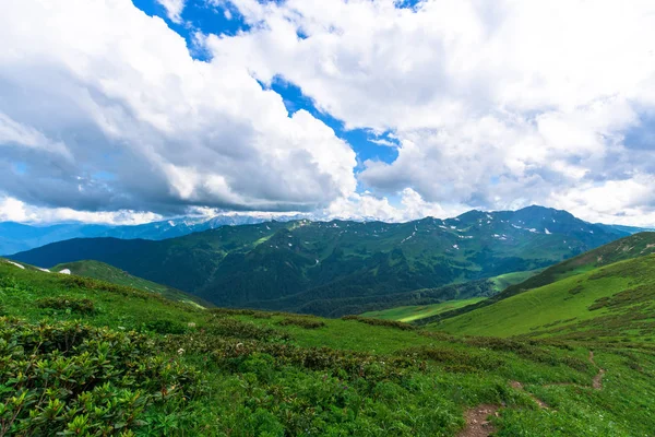 Panorama alpejskich gór. turystyka górska. Szlak dla trasy spacerowej. Kaukaskie góry. letni krajobraz z górami. — Zdjęcie stockowe