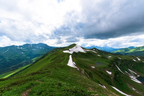 Panorama alpejskich gór. turystyka górska. Szlak dla trasy spacerowej. Kaukaskie góry. letni krajobraz z górami. — Zdjęcie stockowe