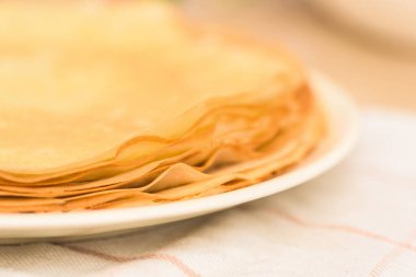 Maslenitsa, Şubat ayı sonunda ulusal bir bayramdır. Krepler bir hafta boyunca hafif arkaplanda bal ile kızartılır. Blini. Metin için boşluk